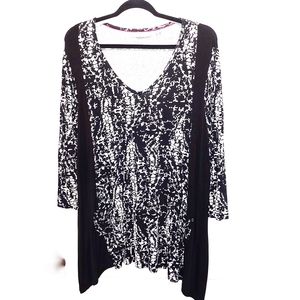 ``T25206 VIP KNITs Black & White Swing Point Tunic